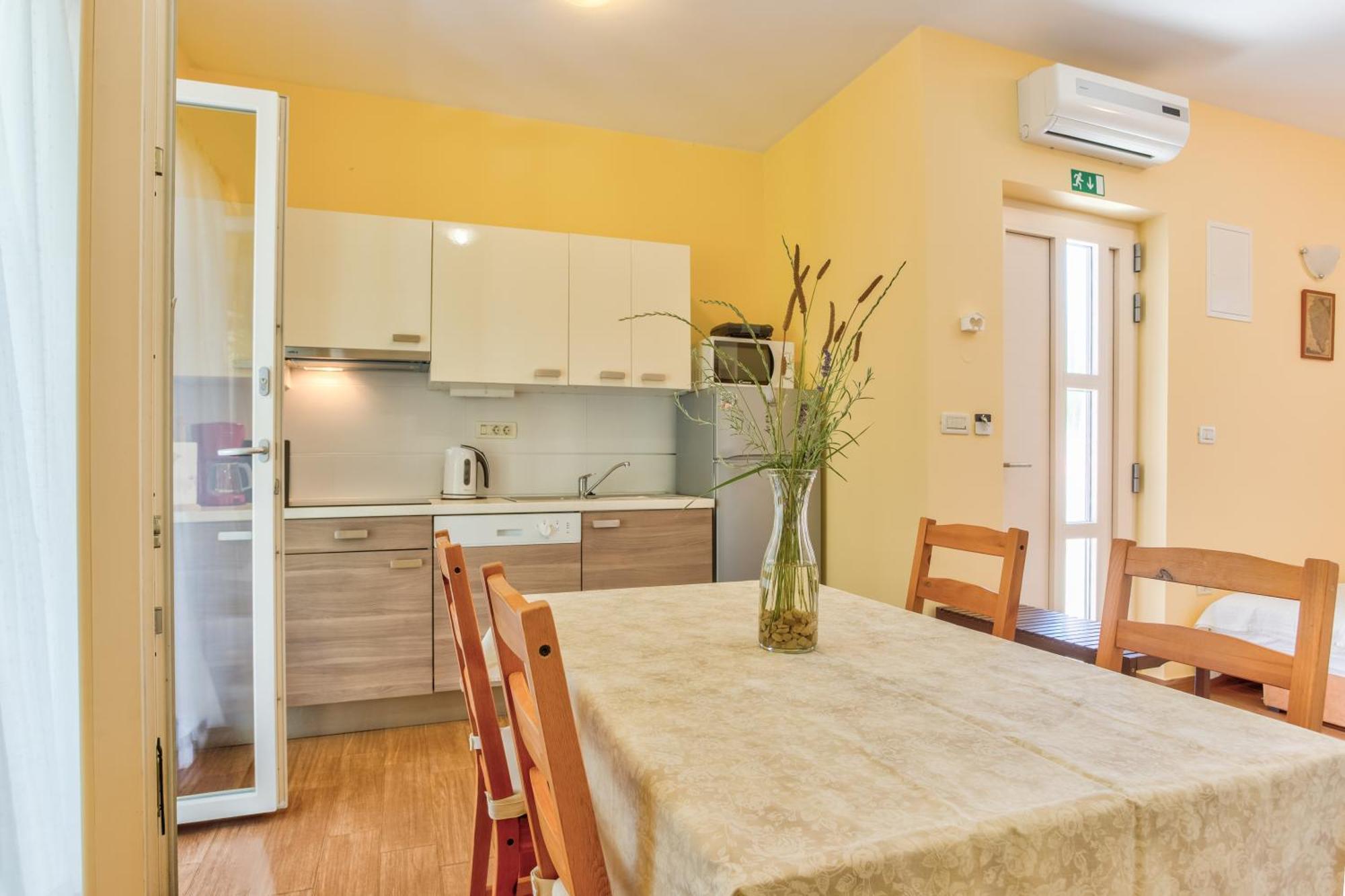 Apartment In Villa Moletto Seaside & Relax - 4 Guests Lovrecica  Exterior photo